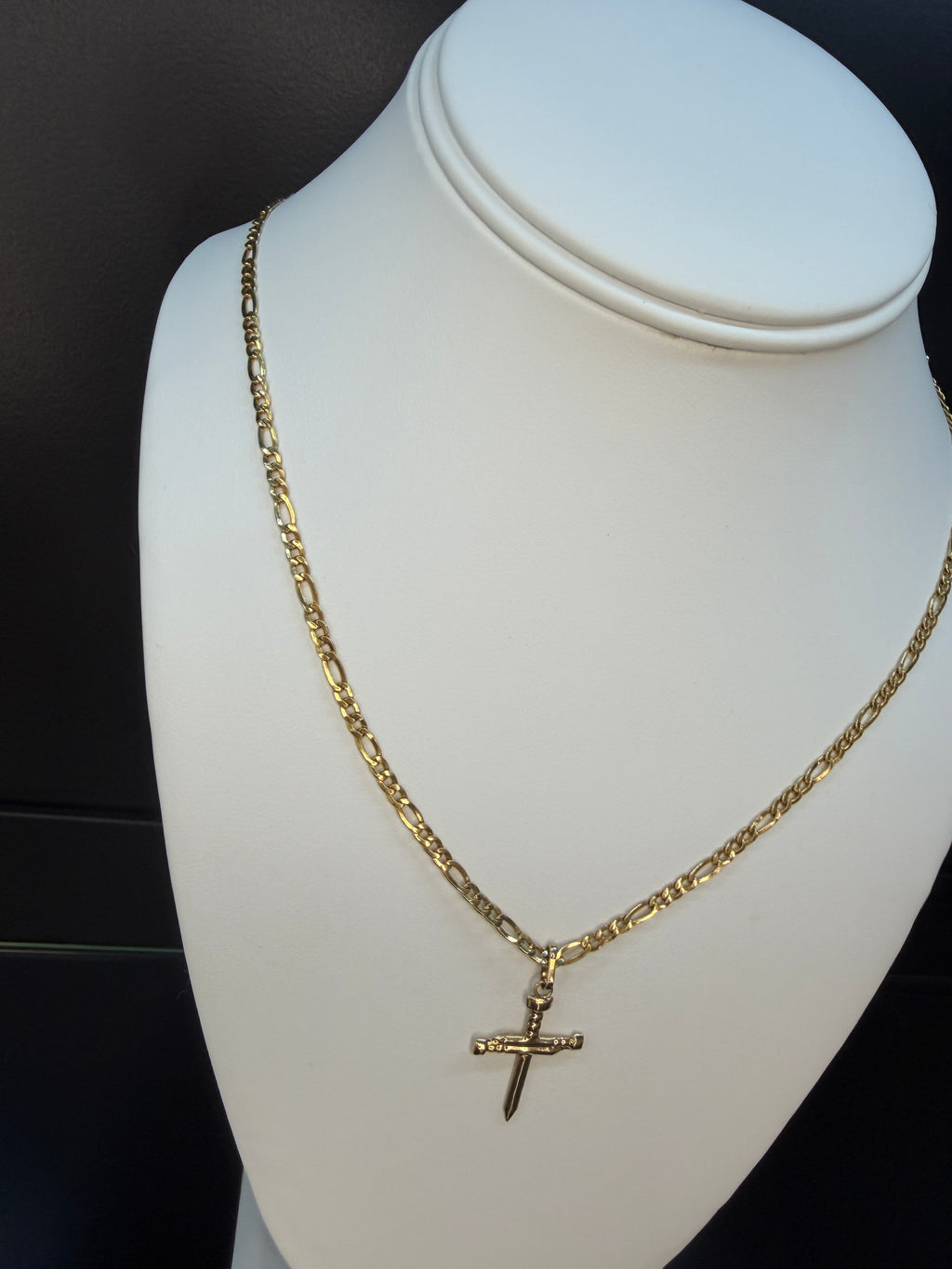 Cadena Figaro Oro 18K con Dije de Cruz – Elegancia que Impone Presencia