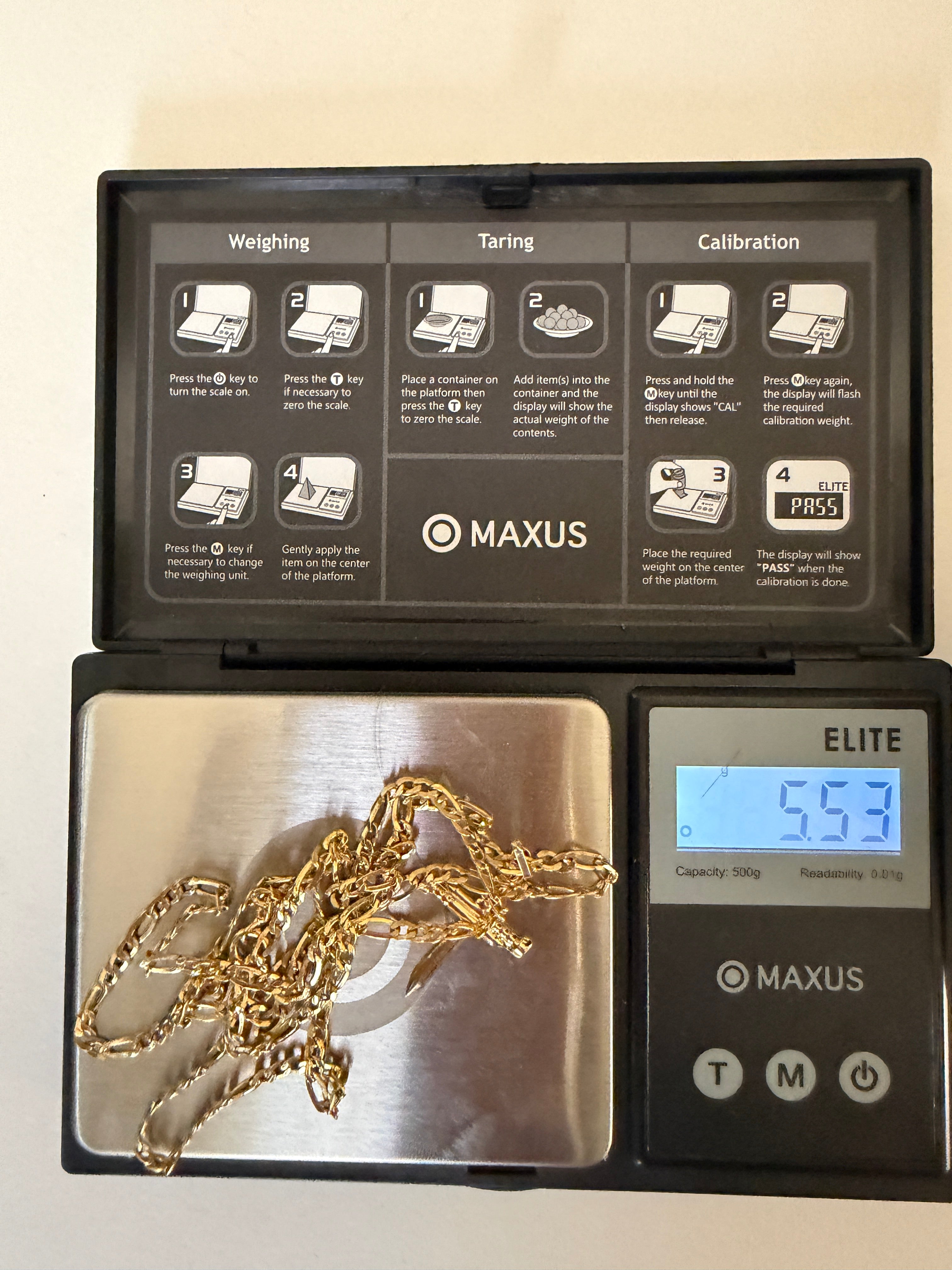 Cadena Figaro Oro 18K con Dije de Cruz – Elegancia que Impone Presencia