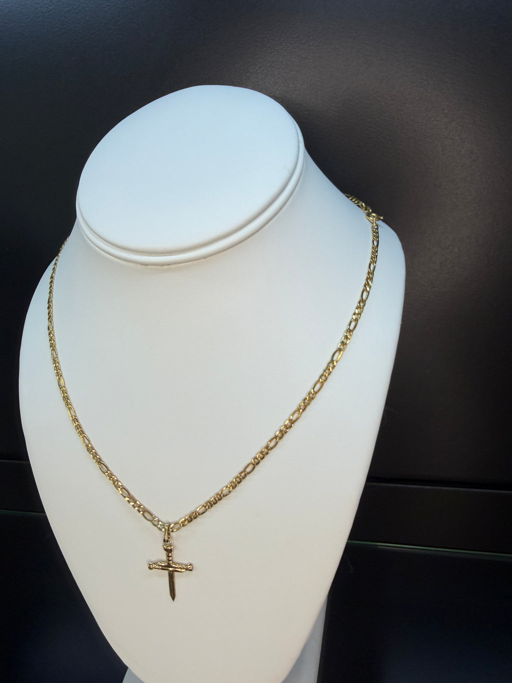 Cadena Figaro Oro 18K con Dije de Cruz – Elegancia que Impone Presencia