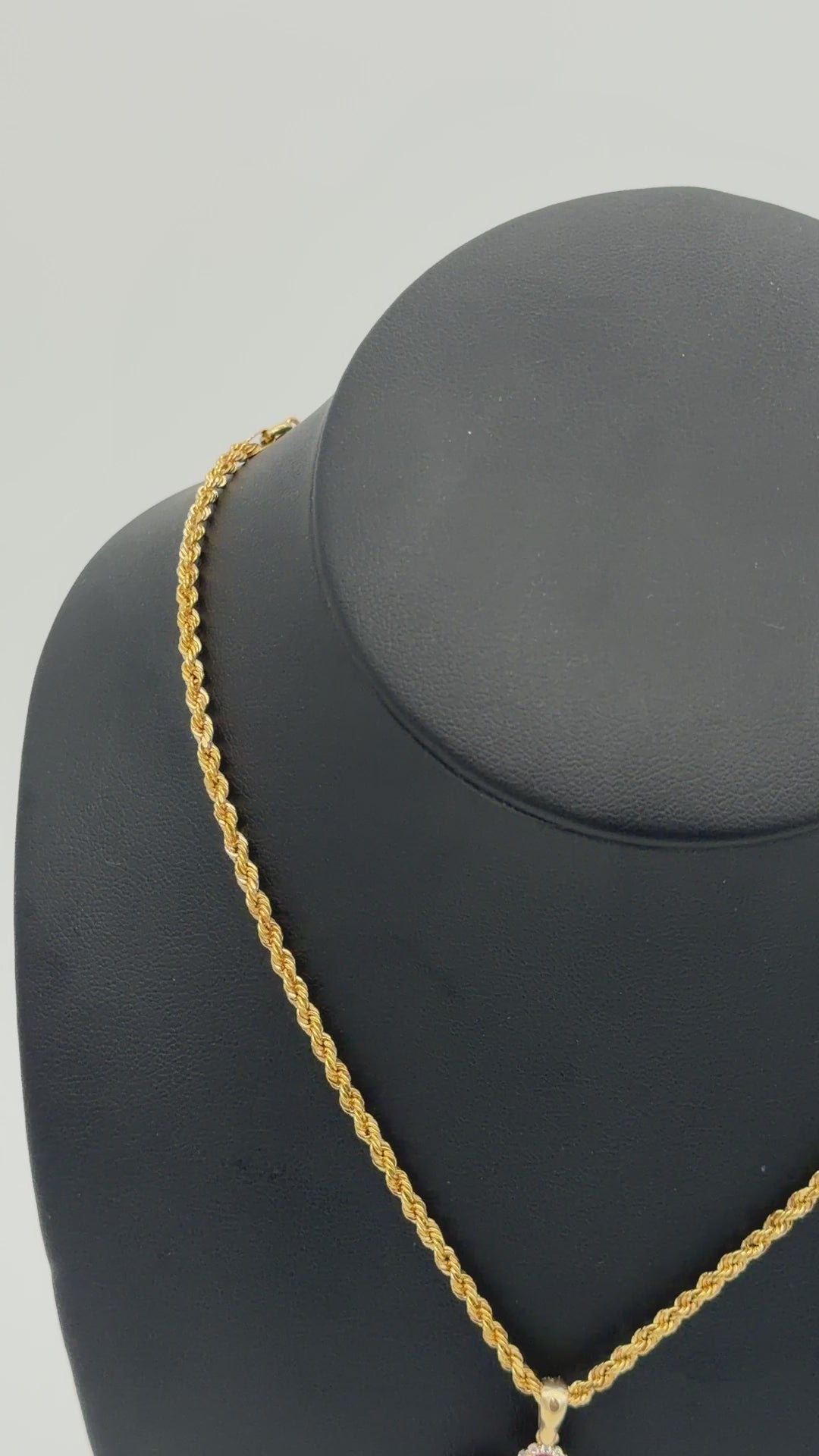 Cadena de Oro 18K Estilo Lazo con Dije de Cruz fucsia💎