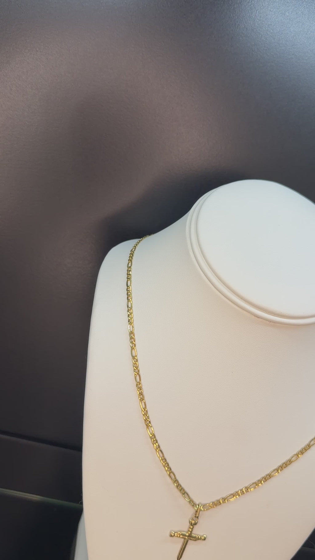 Cadena Figaro Oro 18K con Dije de Cruz – Elegancia que Impone Presencia